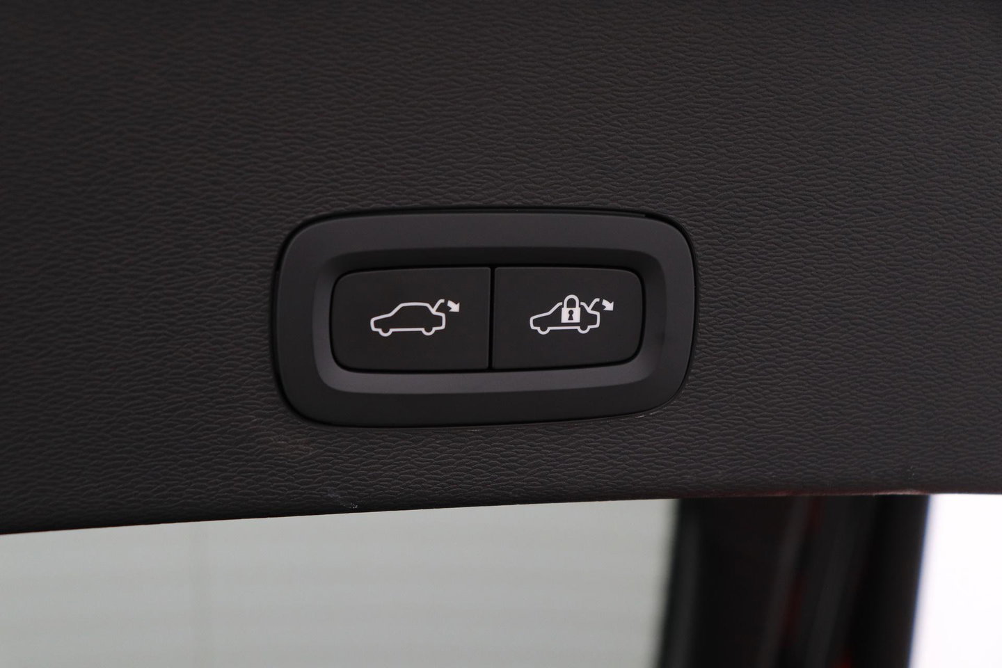 Volvo C40 Recharge Twin Plus 78 kWh | ACC | Panoramadak | Warmtepomp | Trekhaak | BLIS | Keyless | Stoel+Stuurverwarming | 19 inch