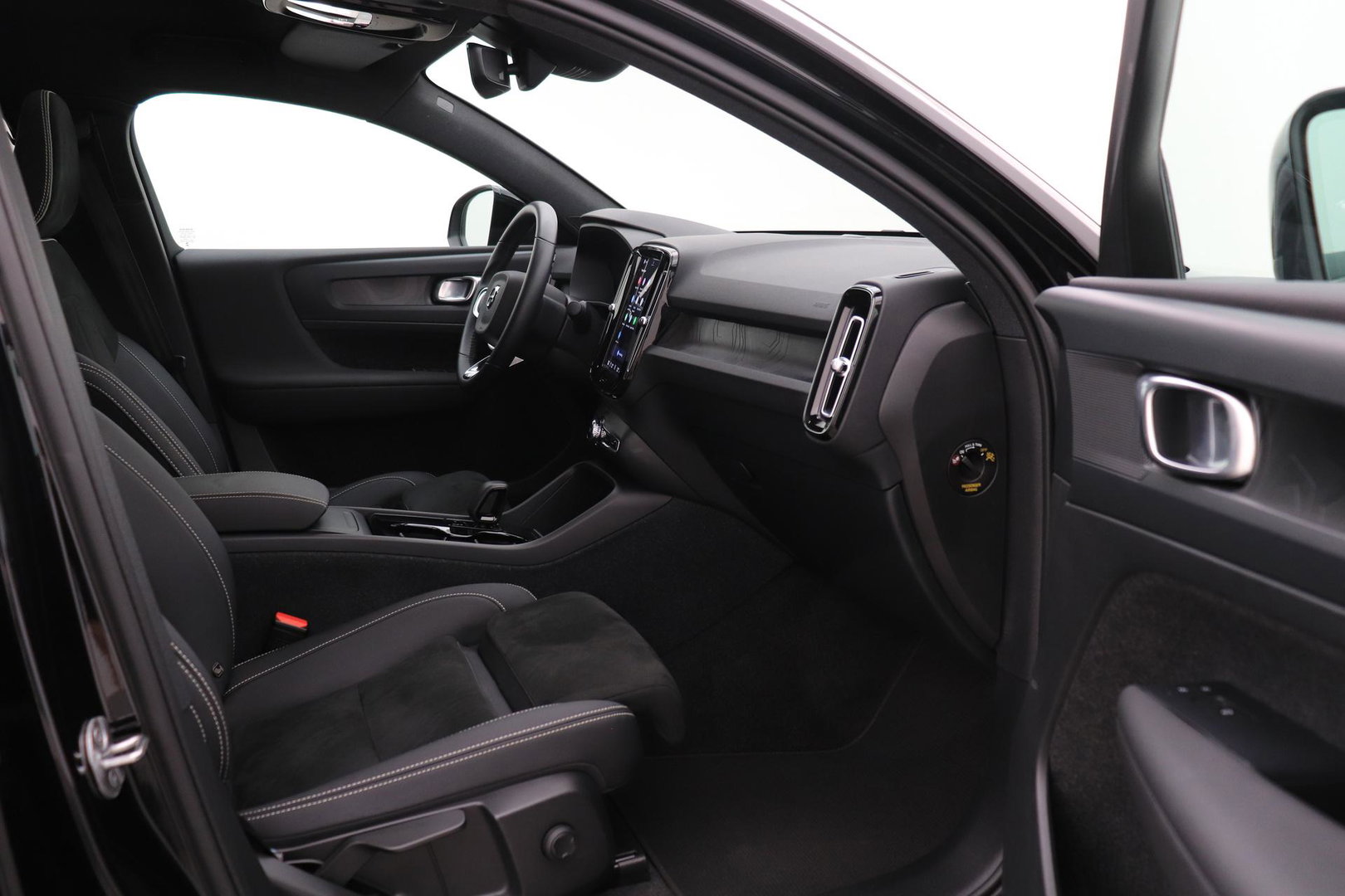 Volvo C40 Recharge Twin Plus 78 kWh | ACC | Panoramadak | Warmtepomp | Trekhaak | BLIS | Keyless | Stoel+Stuurverwarming | 19 inch