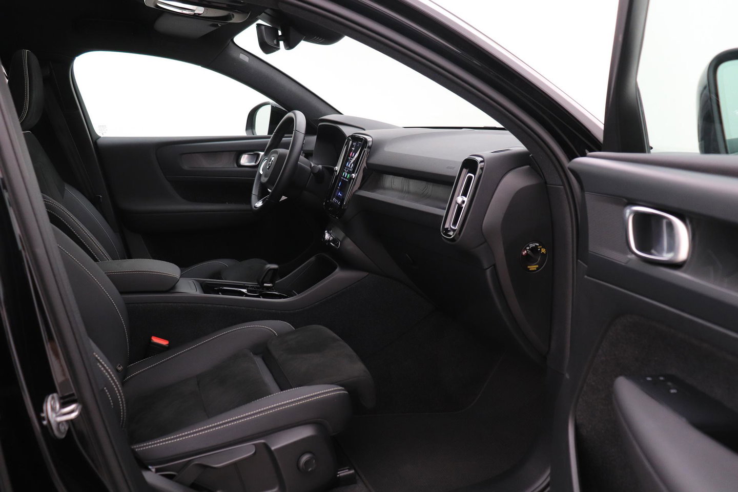 Volvo C40 Recharge Twin Plus 78 kWh | ACC | Panoramadak | Warmtepomp | Trekhaak | BLIS | Keyless | Stoel+Stuurverwarming | 19 inch