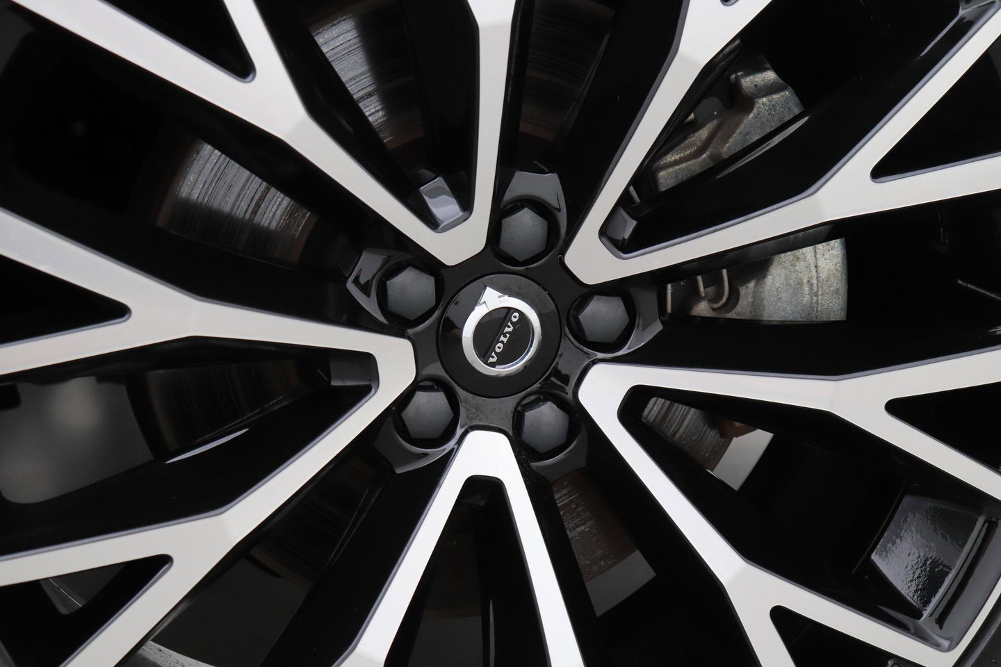 Volvo C40 Recharge Twin Plus 78 kWh | ACC | Panoramadak | Warmtepomp | Trekhaak | BLIS | Keyless | Stoel+Stuurverwarming | 19 inch