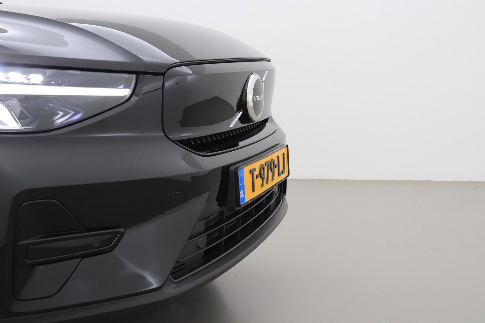 Volvo C40 Recharge Twin Plus 78 kWh | ACC | Panoramadak | Warmtepomp | Trekhaak | BLIS | Keyless | Stoel+Stuurverwarming | 19 inch