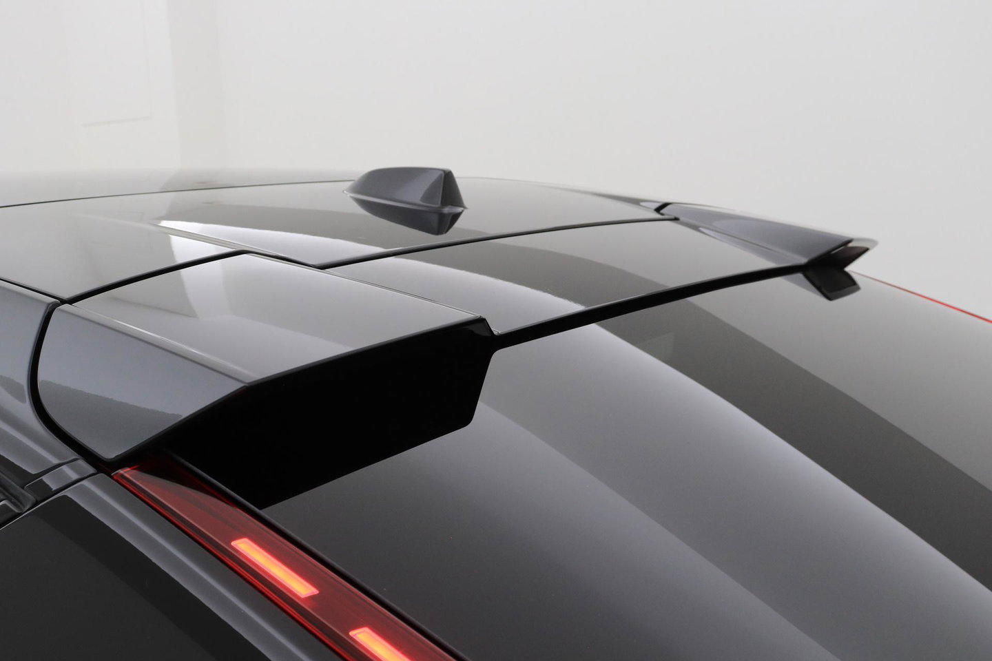 Volvo C40 Recharge Twin Plus 78 kWh | ACC | Panoramadak | Warmtepomp | Trekhaak | BLIS | Keyless | Stoel+Stuurverwarming | 19 inch