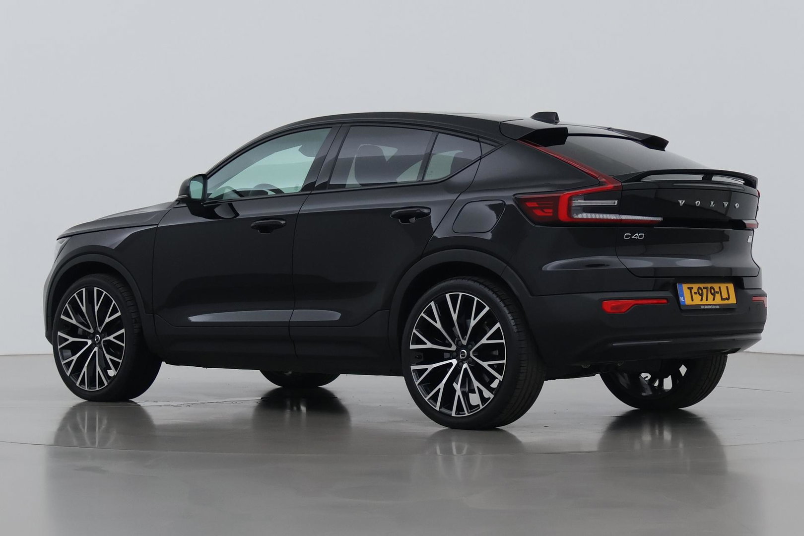 Volvo C40 Recharge Twin Plus 78 kWh | ACC | Panoramadak | Warmtepomp | Trekhaak | BLIS | Keyless | Stoel+Stuurverwarming | 19 inch
