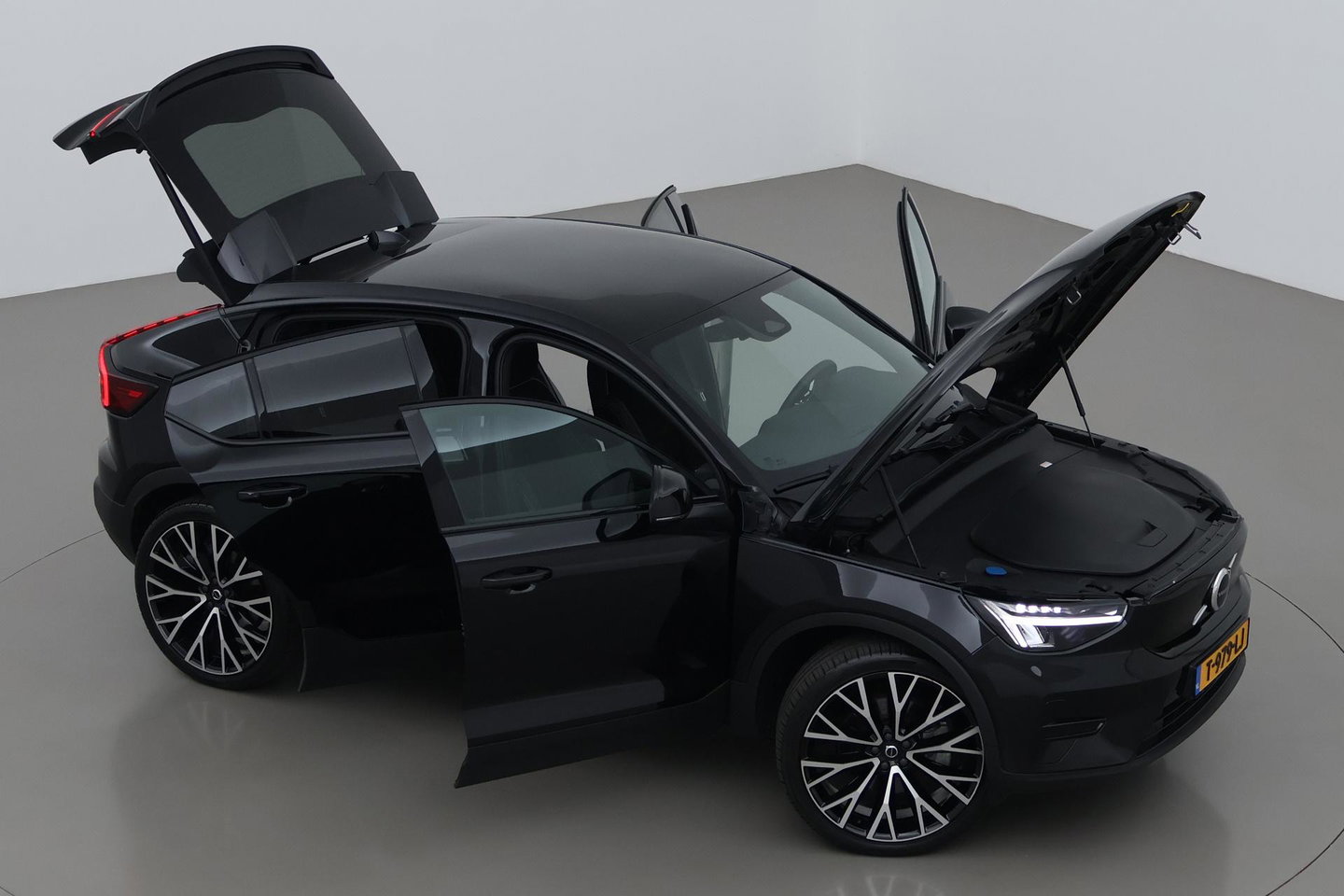 Volvo C40 Recharge Twin Plus 78 kWh | ACC | Panoramadak | Warmtepomp | Trekhaak | BLIS | Keyless | Stoel+Stuurverwarming | 19 inch