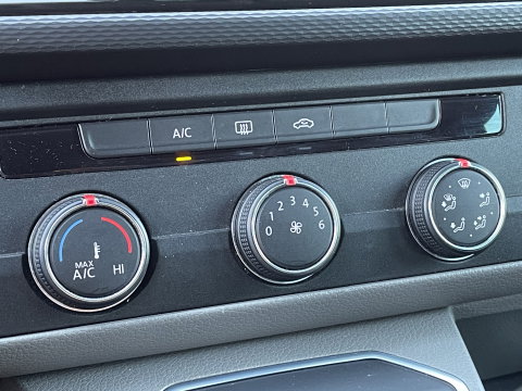 Volkswagen Transporter 2.0 TDI L2H1 30 DC | BPM Vrij | Bulli | Bear Lock | Apple Carplay | Cruise Control Adaptief | Voorruit Verwarming | Achteruitrij Camera |