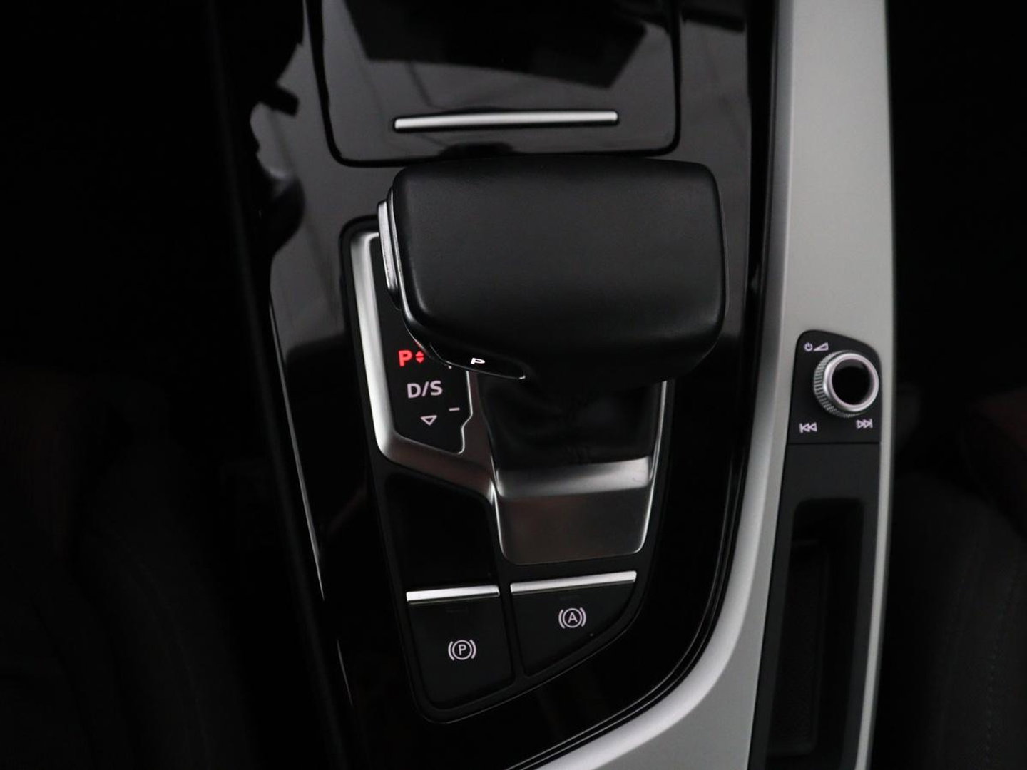 Audi A4 Limousine 35 TFSI Launch edition Business | Cruise controle | Navigatie | Carplay | Sfeerverlichting | Drive select | Virtueel dashboard | Parkeersensoren