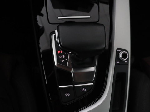 Audi A4 Limousine 35 TFSI Launch edition Business | Cruise controle | Navigatie | Carplay | Sfeerverlichting | Drive select | Virtueel dashboard | Parkeersensoren