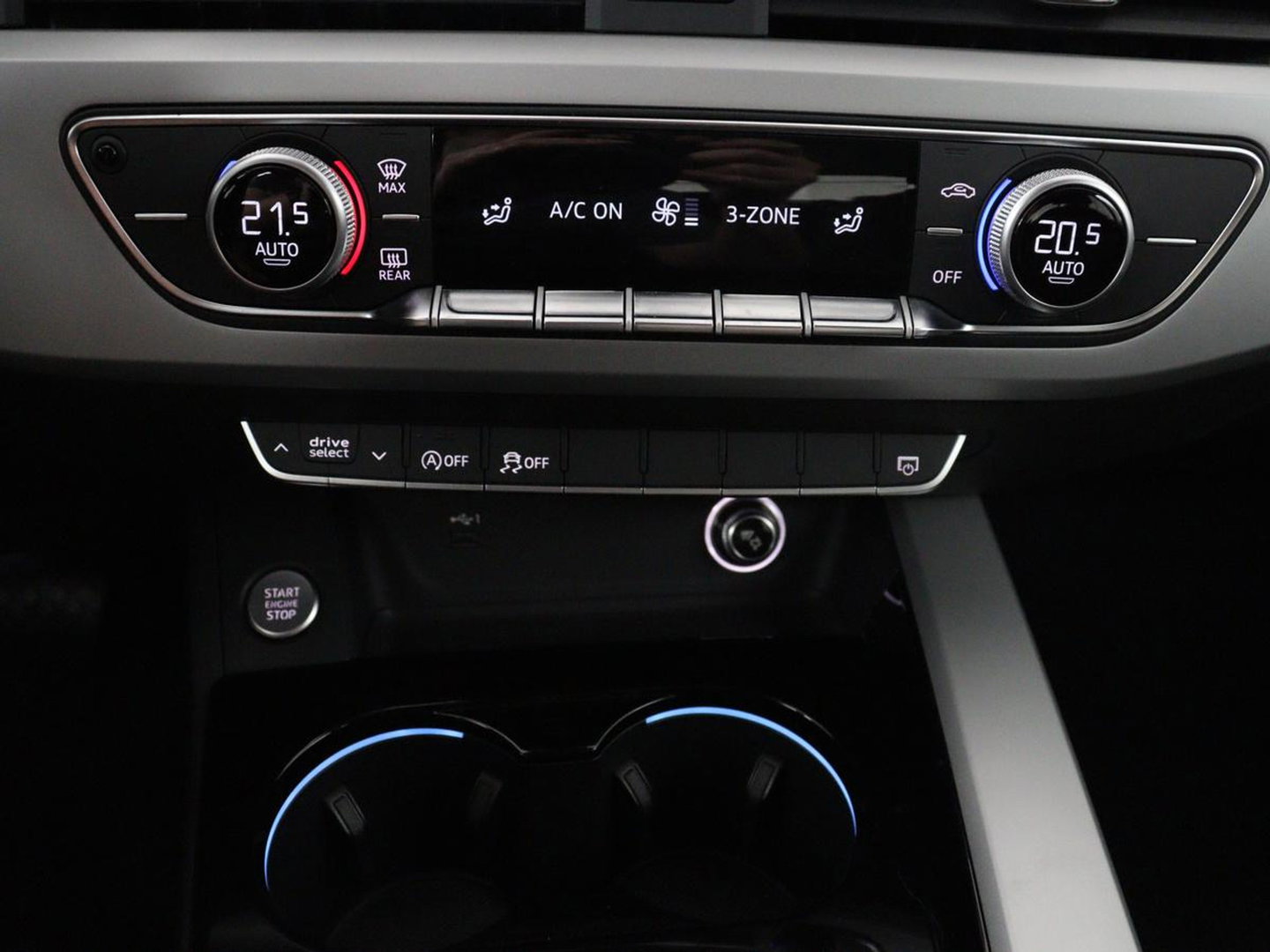 Audi A4 Limousine 35 TFSI Launch edition Business | Cruise controle | Navigatie | Carplay | Sfeerverlichting | Drive select | Virtueel dashboard | Parkeersensoren