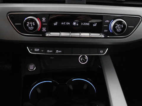 Audi A4 Limousine 35 TFSI Launch edition Business | Cruise controle | Navigatie | Carplay | Sfeerverlichting | Drive select | Virtueel dashboard | Parkeersensoren