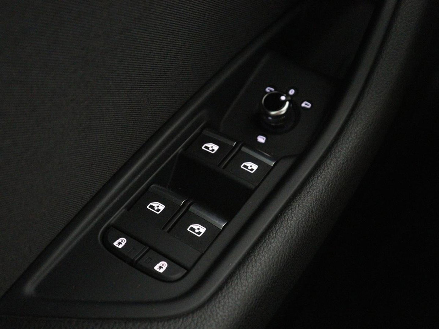 Audi A4 Limousine 35 TFSI Launch edition Business | Cruise controle | Navigatie | Carplay | Sfeerverlichting | Drive select | Virtueel dashboard | Parkeersensoren
