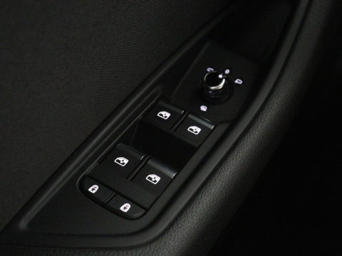 Audi A4 Limousine 35 TFSI Launch edition Business | Cruise controle | Navigatie | Carplay | Sfeerverlichting | Drive select | Virtueel dashboard | Parkeersensoren