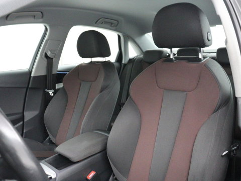 Audi A4 Limousine 35 TFSI Launch edition Business | Cruise controle | Navigatie | Carplay | Sfeerverlichting | Drive select | Virtueel dashboard | Parkeersensoren