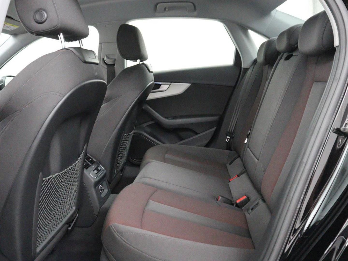 Audi A4 Limousine 35 TFSI Launch edition Business | Cruise controle | Navigatie | Carplay | Sfeerverlichting | Drive select | Virtueel dashboard | Parkeersensoren