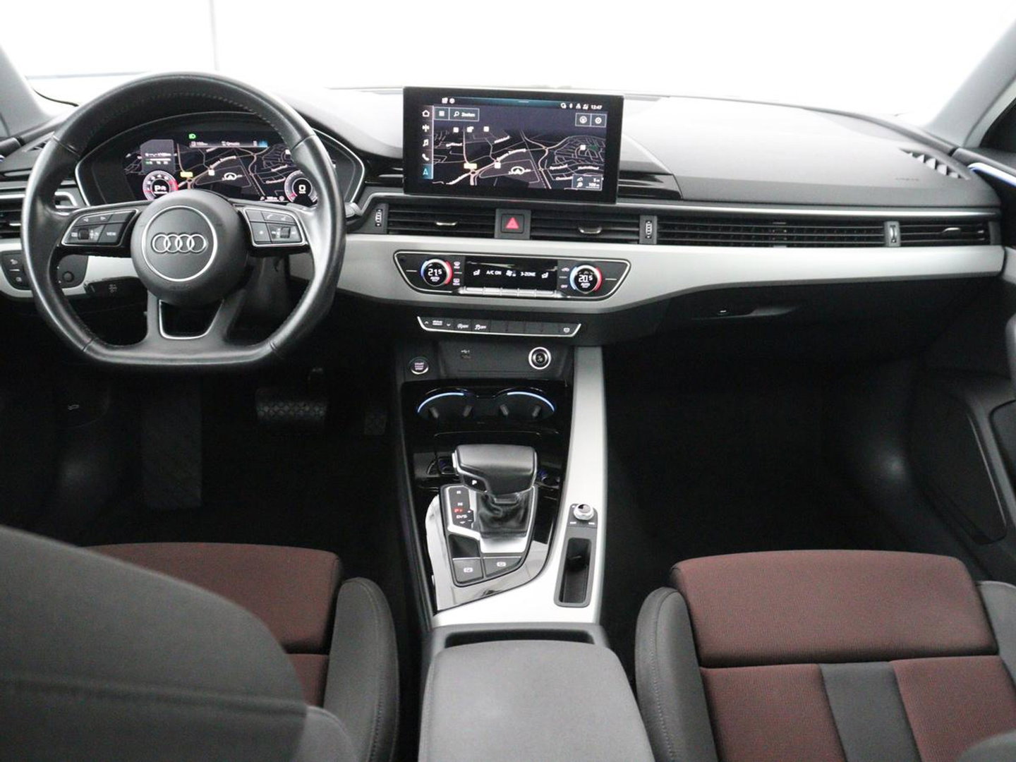 Audi A4 Limousine 35 TFSI Launch edition Business | Cruise controle | Navigatie | Carplay | Sfeerverlichting | Drive select | Virtueel dashboard | Parkeersensoren