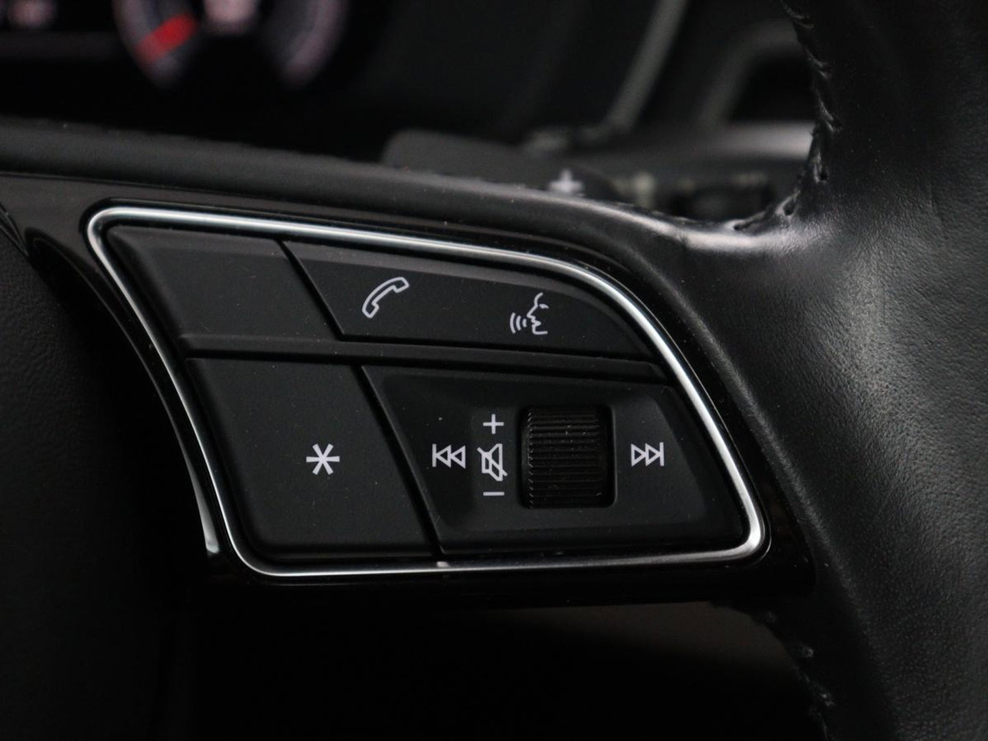 Audi A4 Limousine 35 TFSI Launch edition Business | Cruise controle | Navigatie | Carplay | Sfeerverlichting | Drive select | Virtueel dashboard | Parkeersensoren