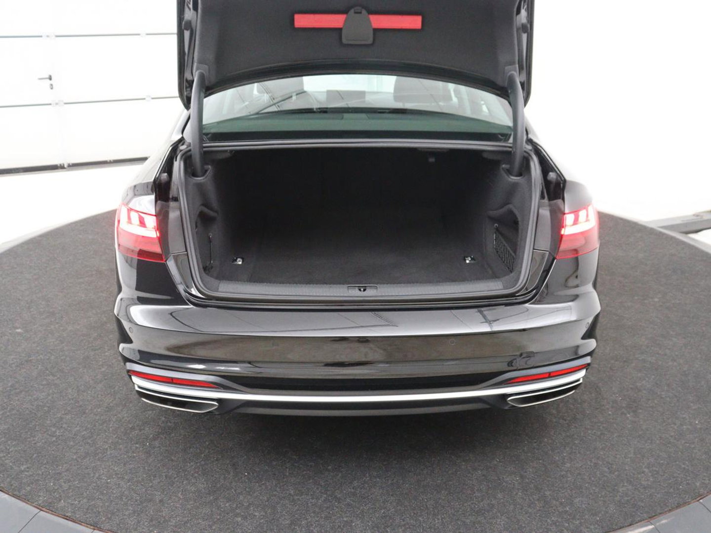Audi A4 Limousine 35 TFSI Launch edition Business | Cruise controle | Navigatie | Carplay | Sfeerverlichting | Drive select | Virtueel dashboard | Parkeersensoren