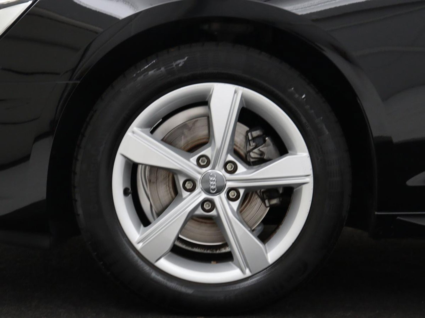 Audi A4 Limousine 35 TFSI Launch edition Business | Cruise controle | Navigatie | Carplay | Sfeerverlichting | Drive select | Virtueel dashboard | Parkeersensoren