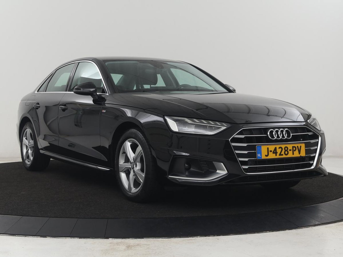 Audi A4 Limousine 35 TFSI Launch edition Business | Cruise controle | Navigatie | Carplay | Sfeerverlichting | Drive select | Virtueel dashboard | Parkeersensoren