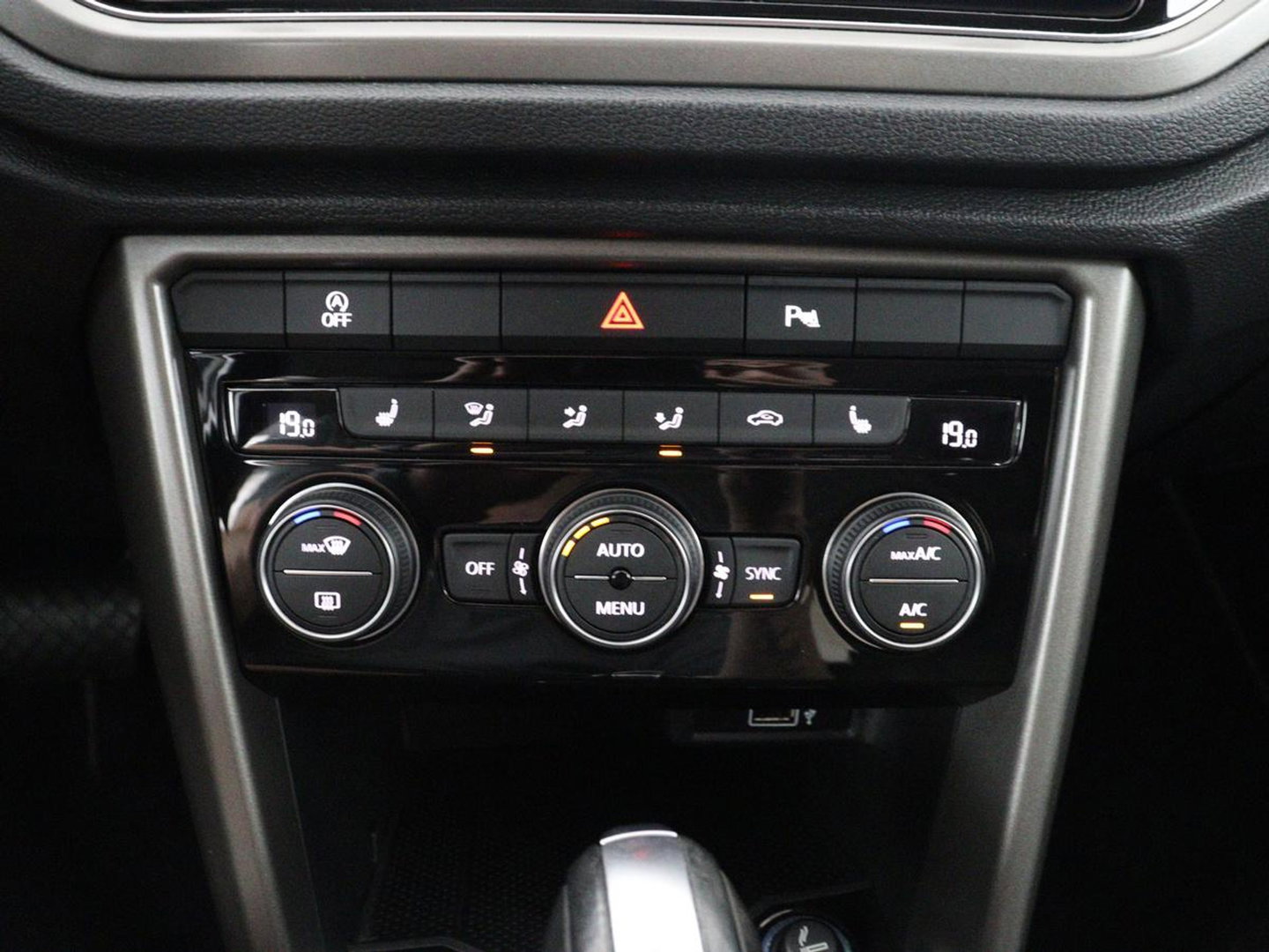 Volkswagen T-Roc 1.5 TSI Sport | Stoelverwarming | Adaptive cruise | Navigatie | Bluetooth | Camera | Park assist | Climate controle | Lane assist | Trekhaak