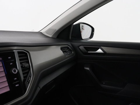Volkswagen T-Roc 1.5 TSI Sport | Stoelverwarming | Adaptive cruise | Navigatie | Bluetooth | Camera | Park assist | Climate controle | Lane assist | Trekhaak