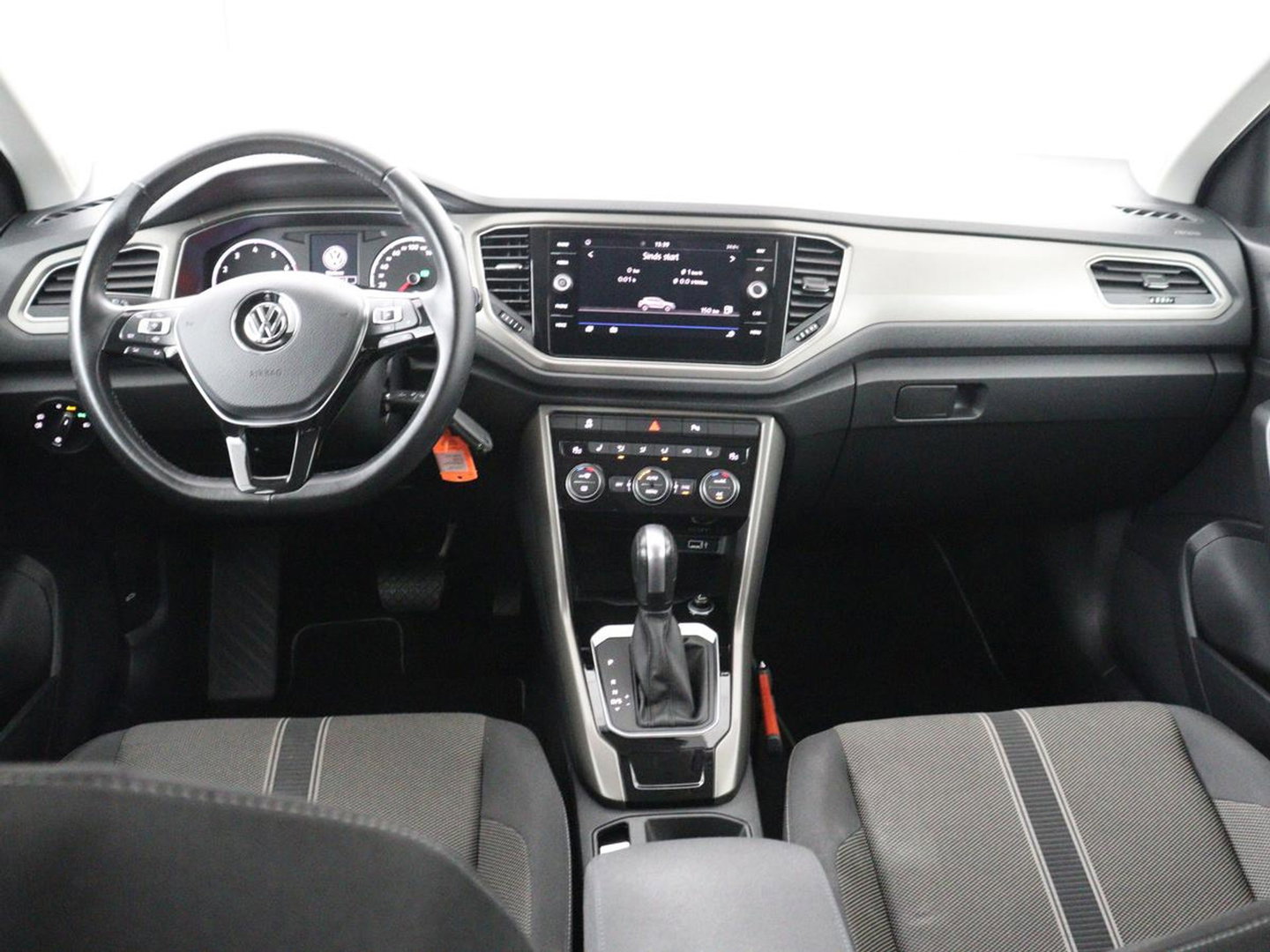 Volkswagen T-Roc 1.5 TSI Sport | Stoelverwarming | Adaptive cruise | Navigatie | Bluetooth | Camera | Park assist | Climate controle | Lane assist | Trekhaak