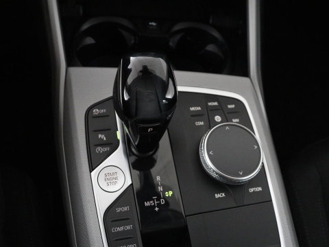 BMW 3 Serie 318i Business Edition | Cruise controle | Navigatie | Carplay | Park assist | Virtueel dahboard | NAP 123.477km