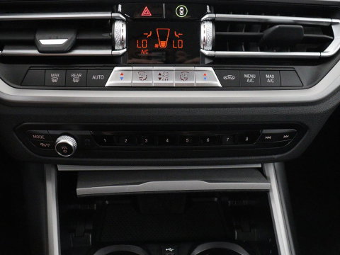 BMW 3 Serie 318i Business Edition | Cruise controle | Navigatie | Carplay | Park assist | Virtueel dahboard | NAP 123.477km