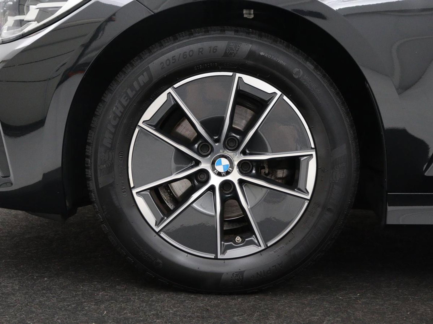 BMW 3 Serie 318i Business Edition | Cruise controle | Navigatie | Carplay | Park assist | Virtueel dahboard | NAP 123.477km