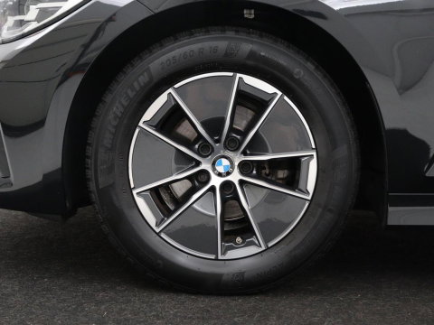 BMW 3 Serie 318i Business Edition | Cruise controle | Navigatie | Carplay | Park assist | Virtueel dahboard | NAP 123.477km