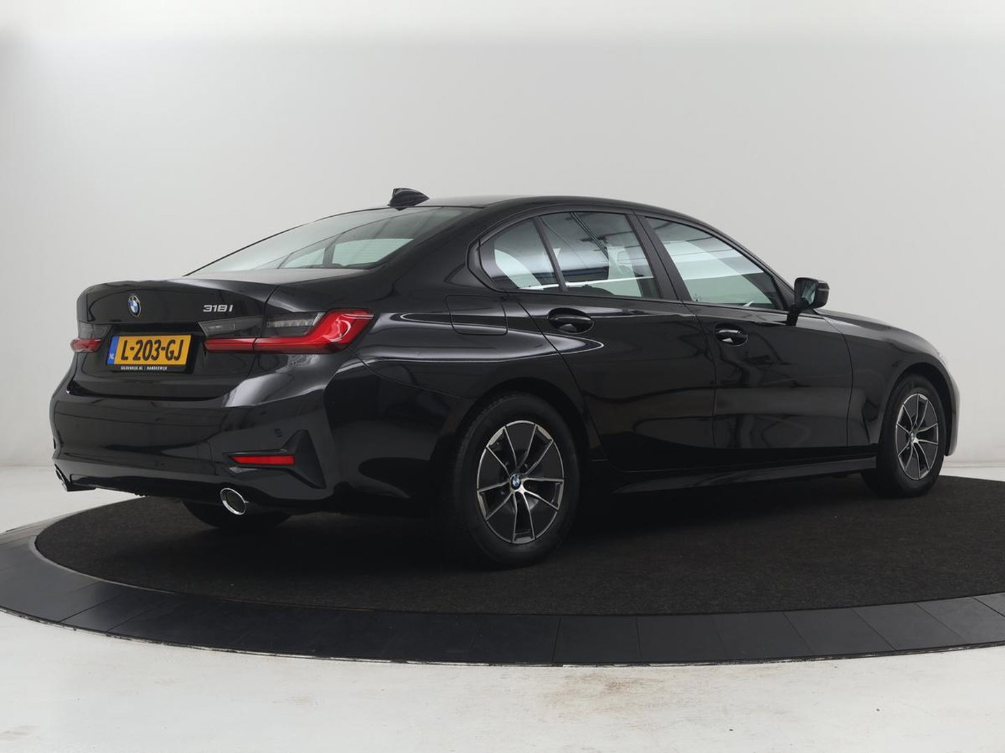 BMW 3 Serie 318i Business Edition | Cruise controle | Navigatie | Carplay | Park assist | Virtueel dahboard | NAP 123.477km