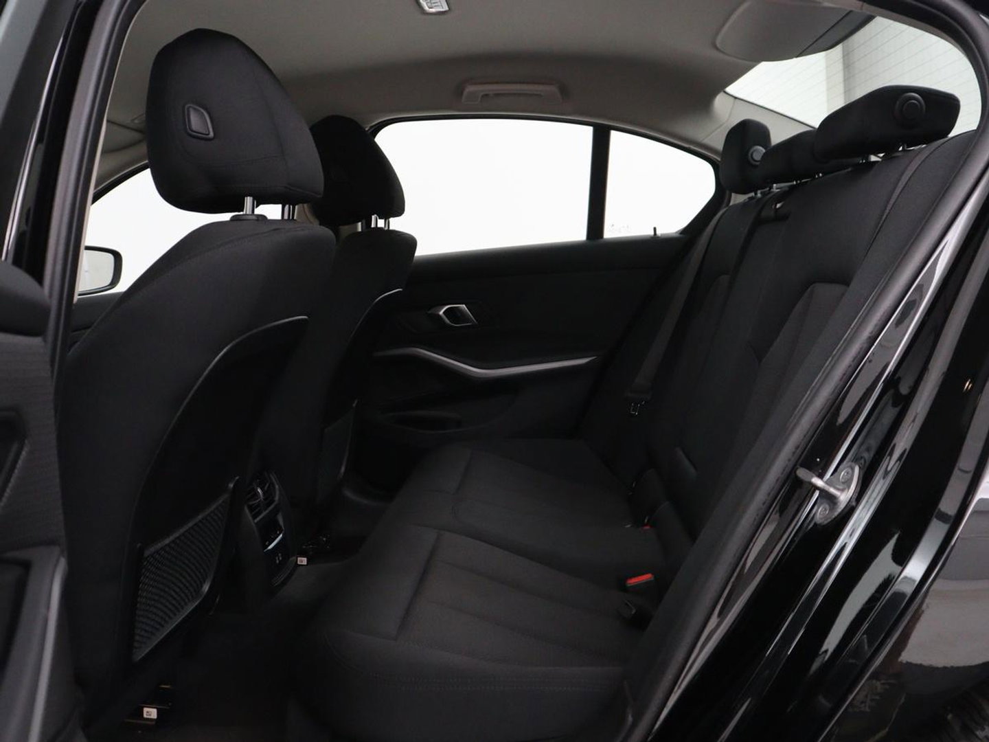 BMW 3 Serie 318i Business Edition | Cruise controle | Navigatie | Carplay | Park assist | Virtueel dahboard | NAP 123.477km