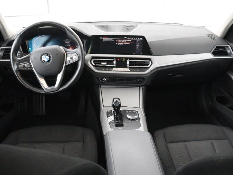 BMW 3 Serie 318i Business Edition | Cruise controle | Navigatie | Carplay | Park assist | Virtueel dahboard | NAP 123.477km