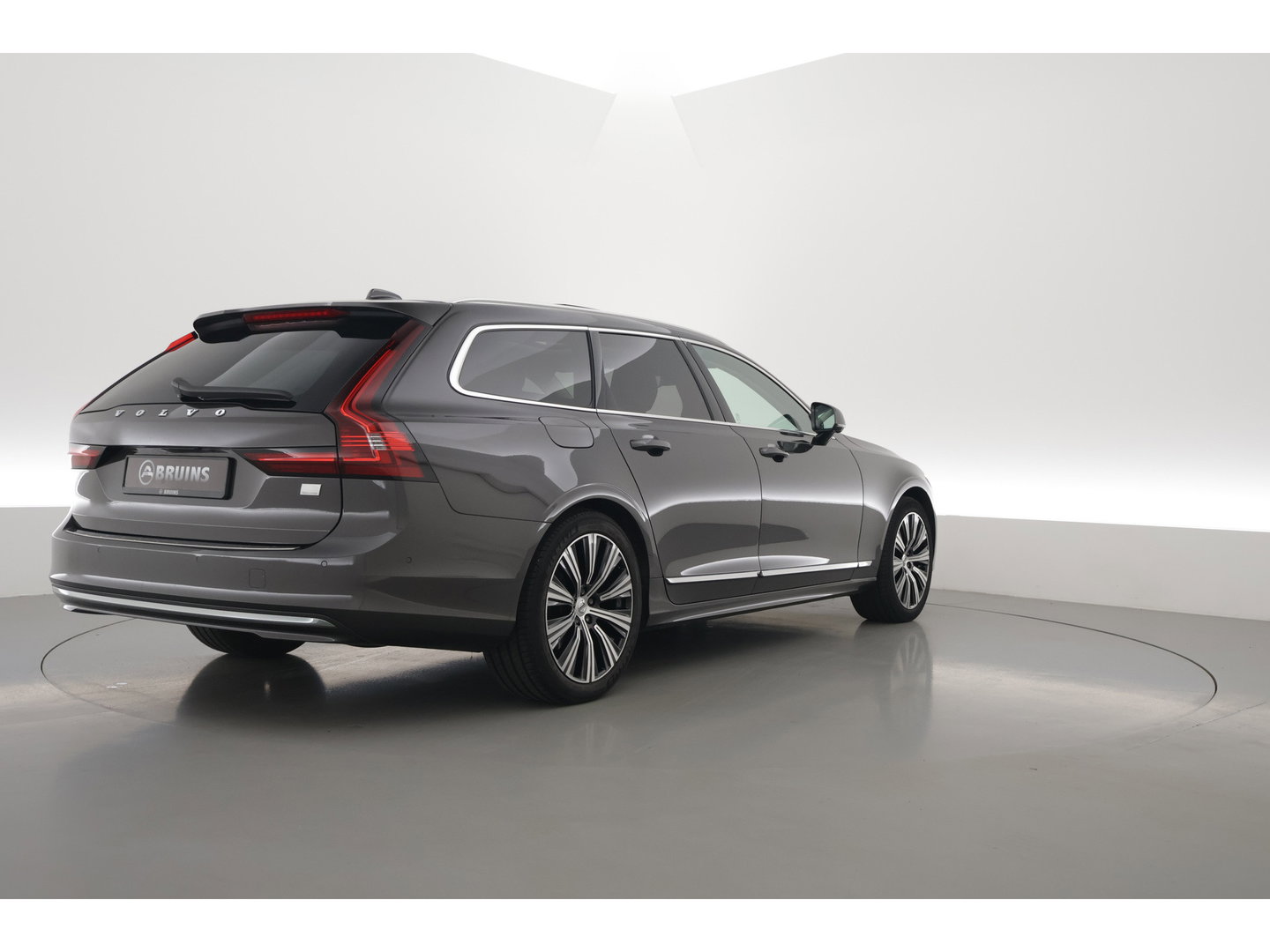 Volvo V90 2.0 T6 Plug-in hybrid AWD Ultimate Bright | Long Range | Pano | 360 Cam | Stoel ventilatie | ACC | Blis | H&K Audio |