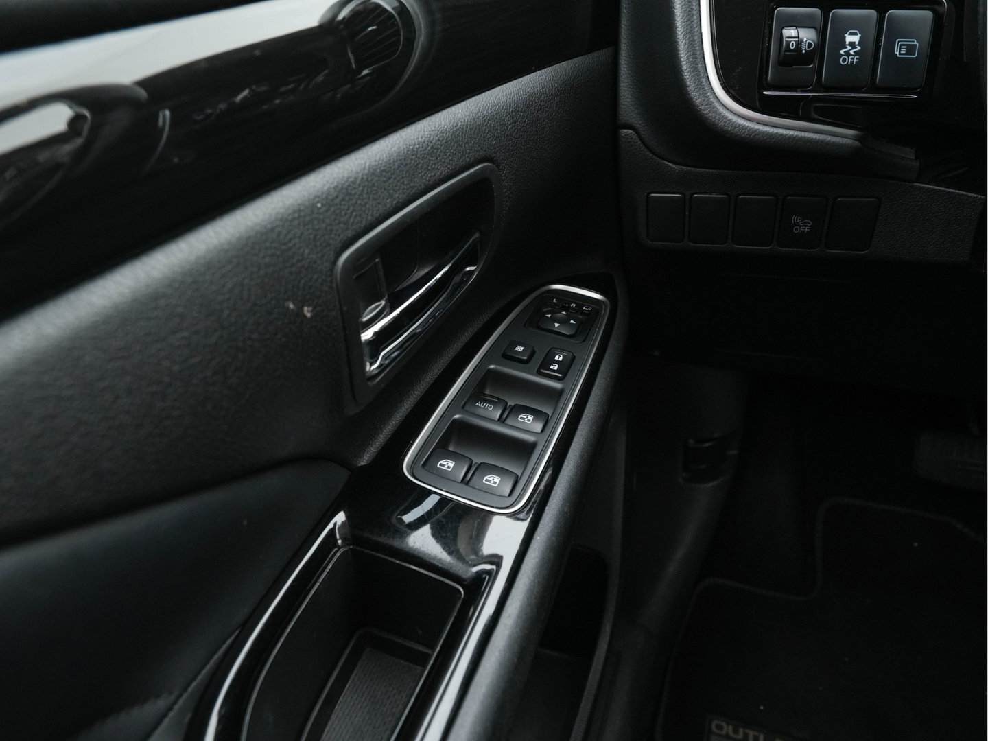 Mitsubishi Outlander 2.0 PHEV Business Edition (Plug-In) Aut. *LEATHER-MICROFIBRE | NAVI-FULLMAP | CAMERA | KEYLESS | HEATED-SPORTSEATS | PRIVACY-GLASS | SHIFTPADDLES | ECC | CRUISE | TOWBAR | 16''ALU*