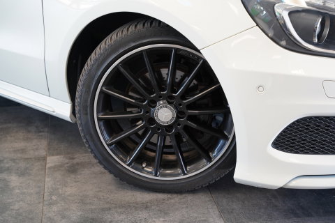 Mercedes-Benz A-Klasse 180 Ambition AMG Navi Panoramadak PDC NAP! Automaat!