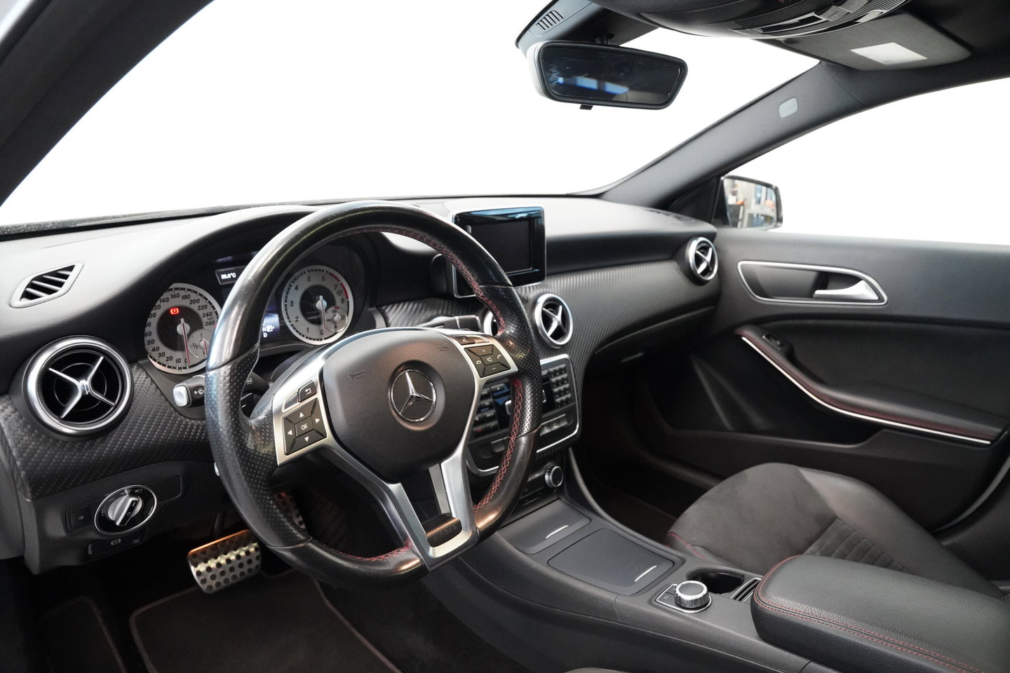 Mercedes-Benz A-Klasse 180 Ambition AMG Navi Panoramadak PDC NAP! Automaat!