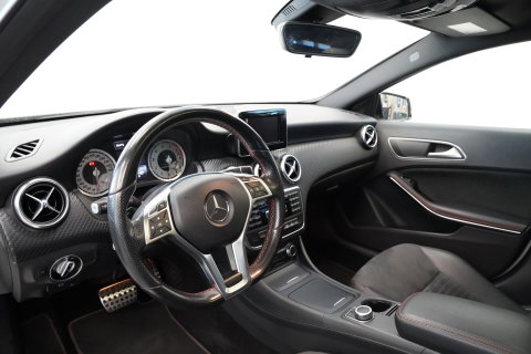 Mercedes-Benz A-Klasse 180 Ambition AMG Navi Panoramadak PDC NAP! Automaat!