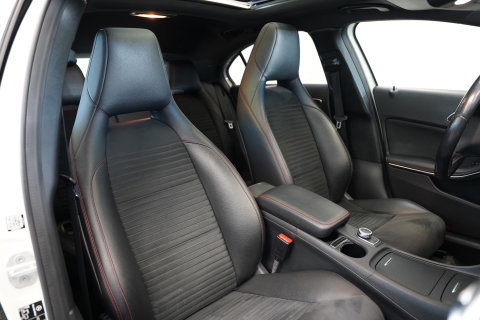 Mercedes-Benz A-Klasse 180 Ambition AMG Navi Panoramadak PDC NAP! Automaat!