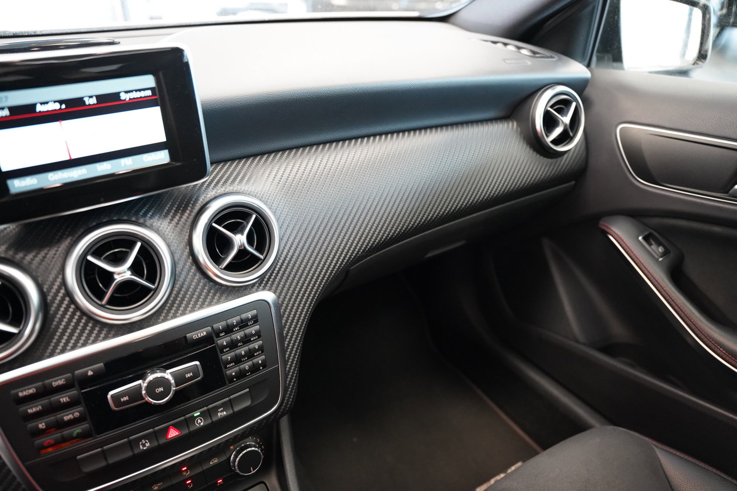 Mercedes-Benz A-Klasse 180 Ambition AMG Navi Panoramadak PDC NAP! Automaat!