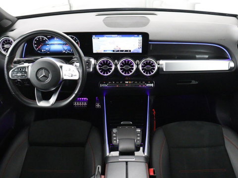 Mercedes-Benz GLB 200 AMG Line | Leder/alcantara | Stoelverwarming | Cruise control | Lane assist | Sfeerverlichting | Camera | Park assist | Trekhaak