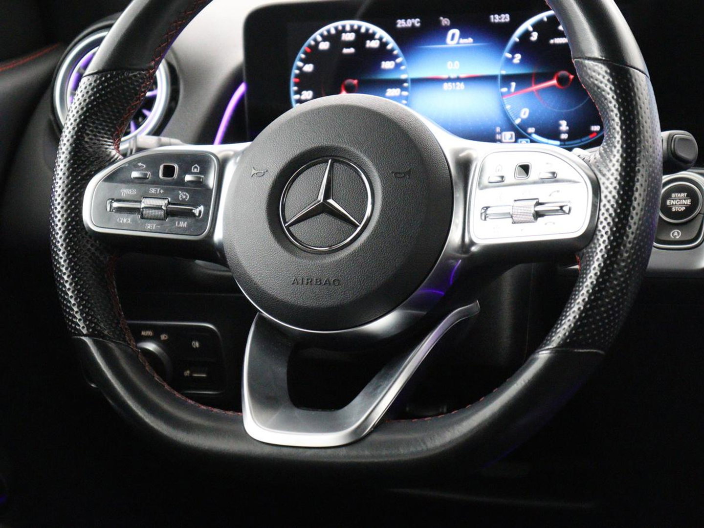 Mercedes-Benz GLB 200 AMG Line | Leder/alcantara | Stoelverwarming | Cruise control | Lane assist | Sfeerverlichting | Camera | Park assist | Trekhaak