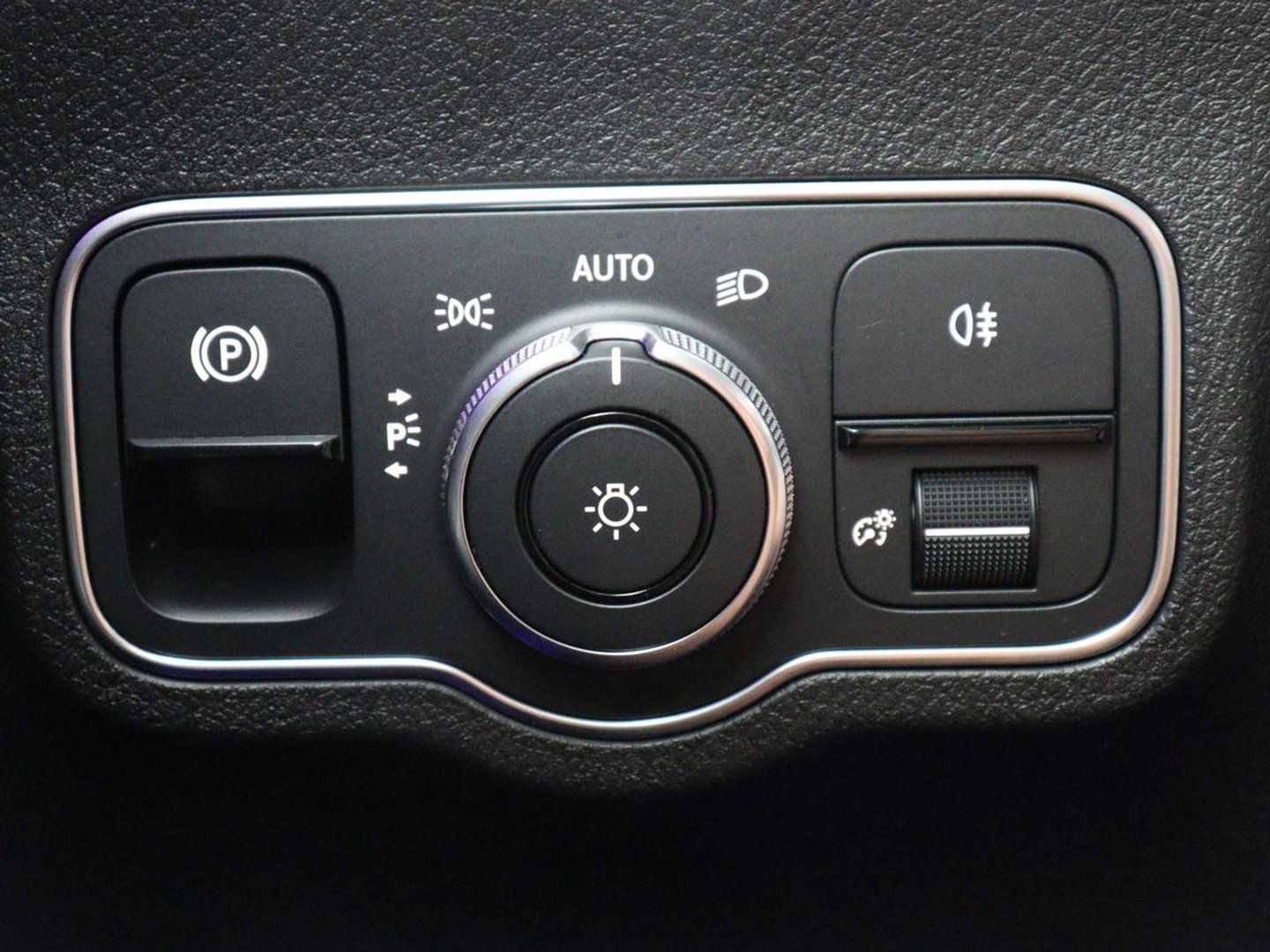 Mercedes-Benz GLB 200 AMG Line | Leder/alcantara | Stoelverwarming | Cruise control | Lane assist | Sfeerverlichting | Camera | Park assist | Trekhaak