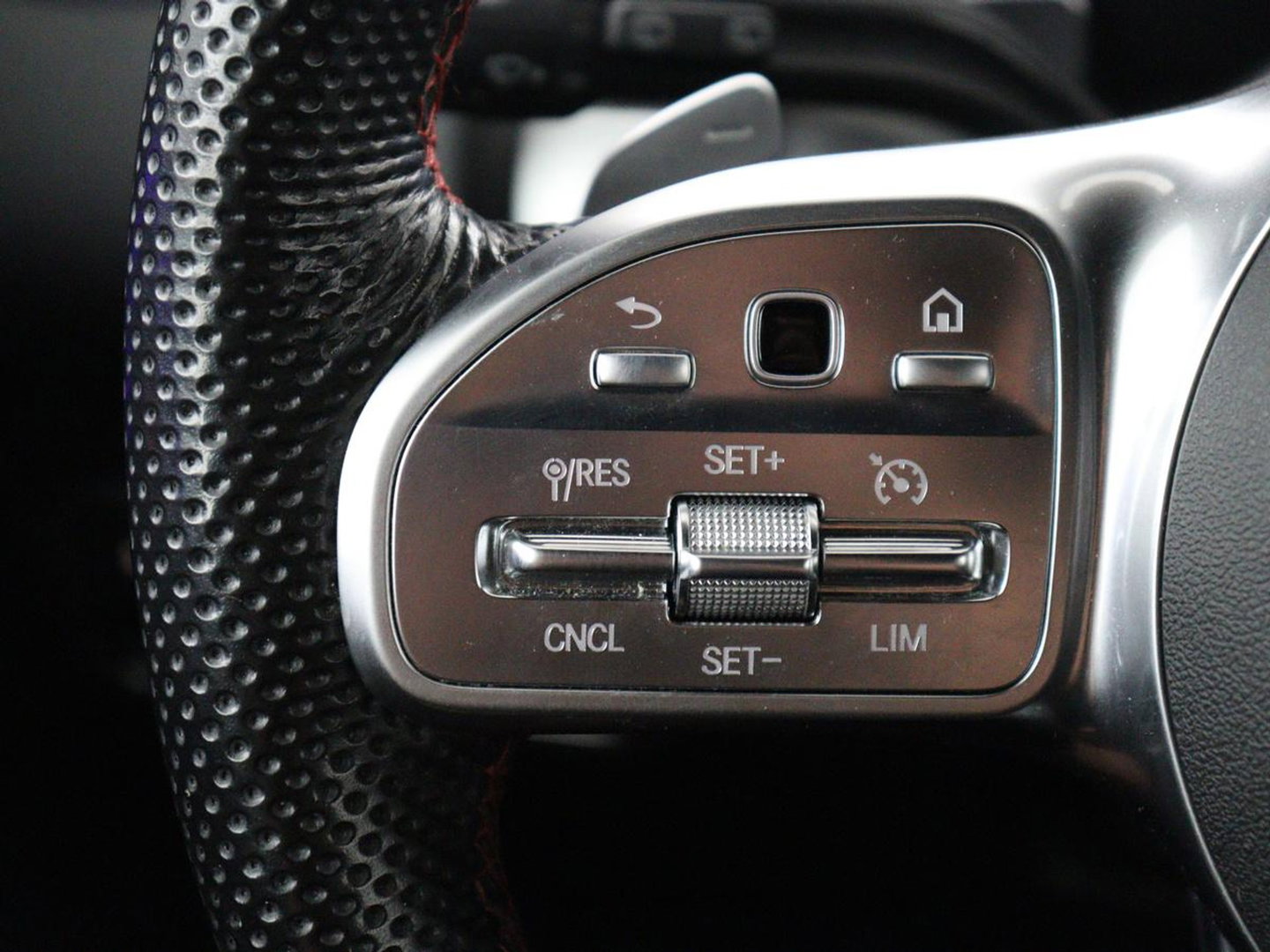 Mercedes-Benz GLB 200 AMG Line | Leder/alcantara | Stoelverwarming | Cruise control | Lane assist | Sfeerverlichting | Camera | Park assist | Trekhaak