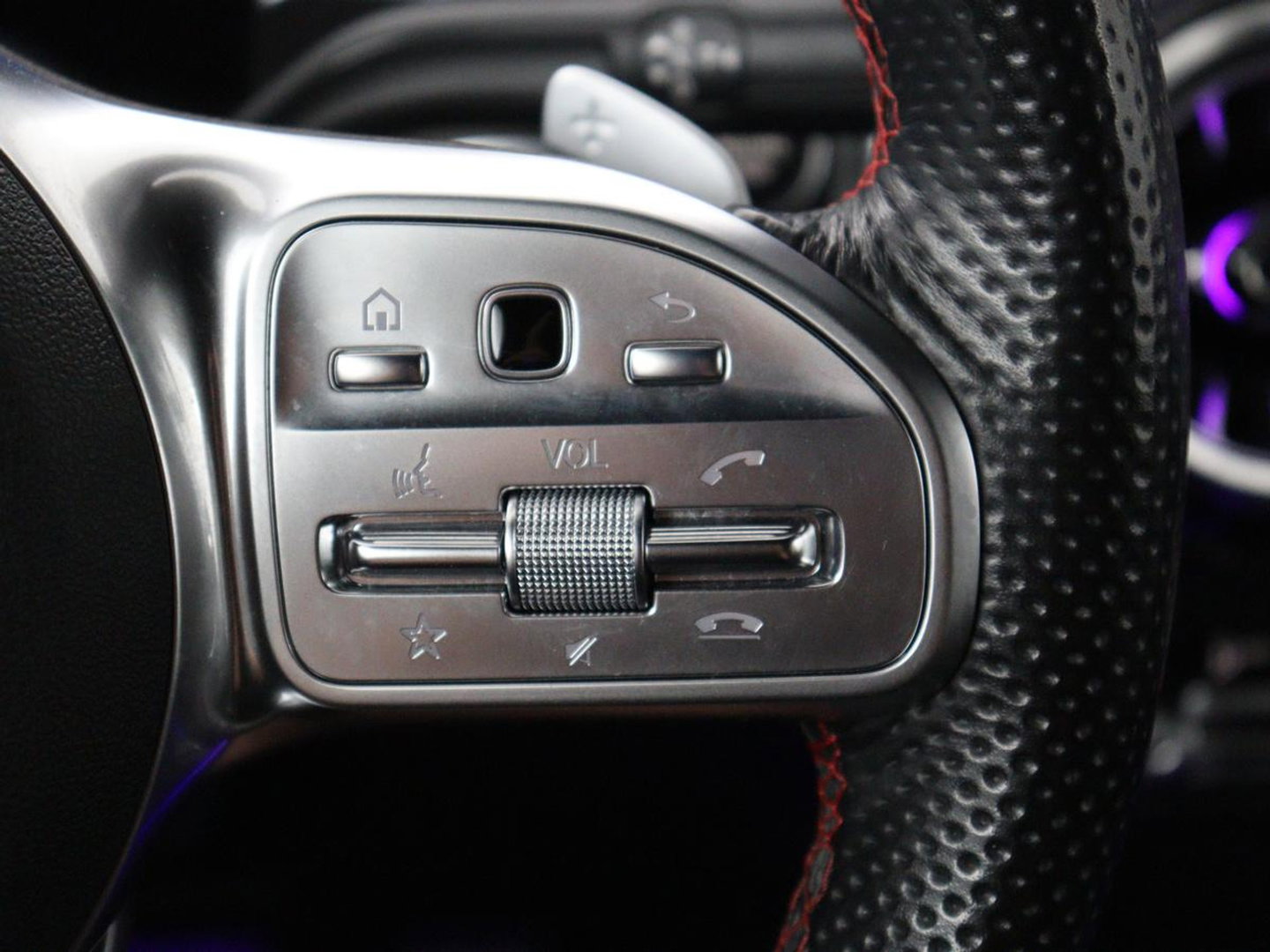 Mercedes-Benz GLB 200 AMG Line | Leder/alcantara | Stoelverwarming | Cruise control | Lane assist | Sfeerverlichting | Camera | Park assist | Trekhaak