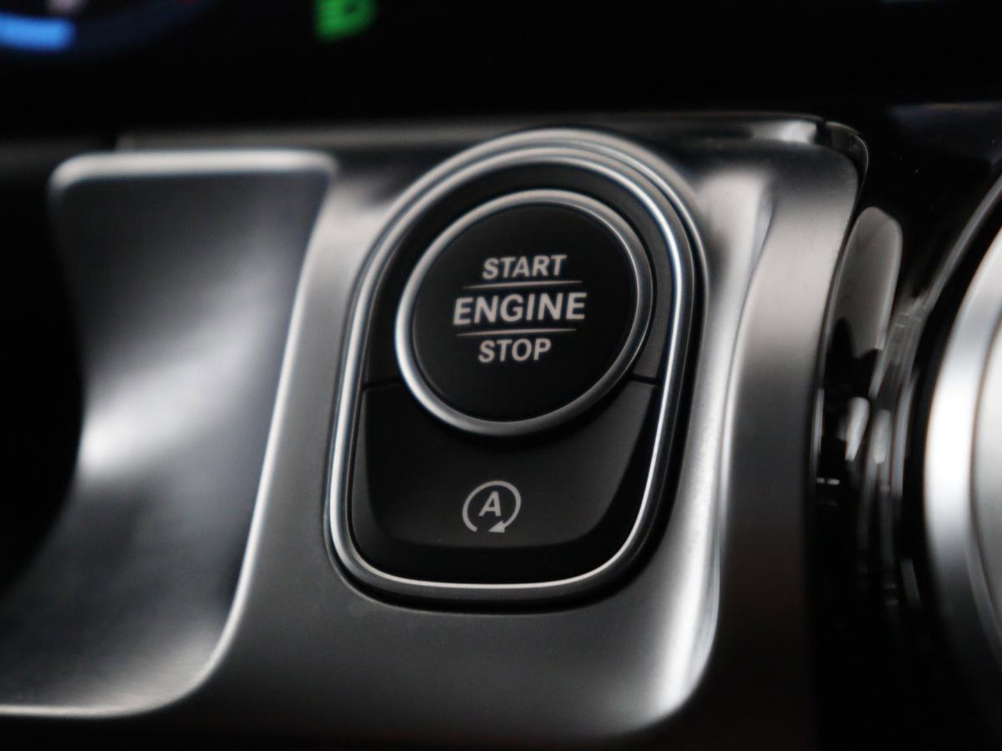 Mercedes-Benz GLB 200 AMG Line | Leder/alcantara | Stoelverwarming | Cruise control | Lane assist | Sfeerverlichting | Camera | Park assist | Trekhaak