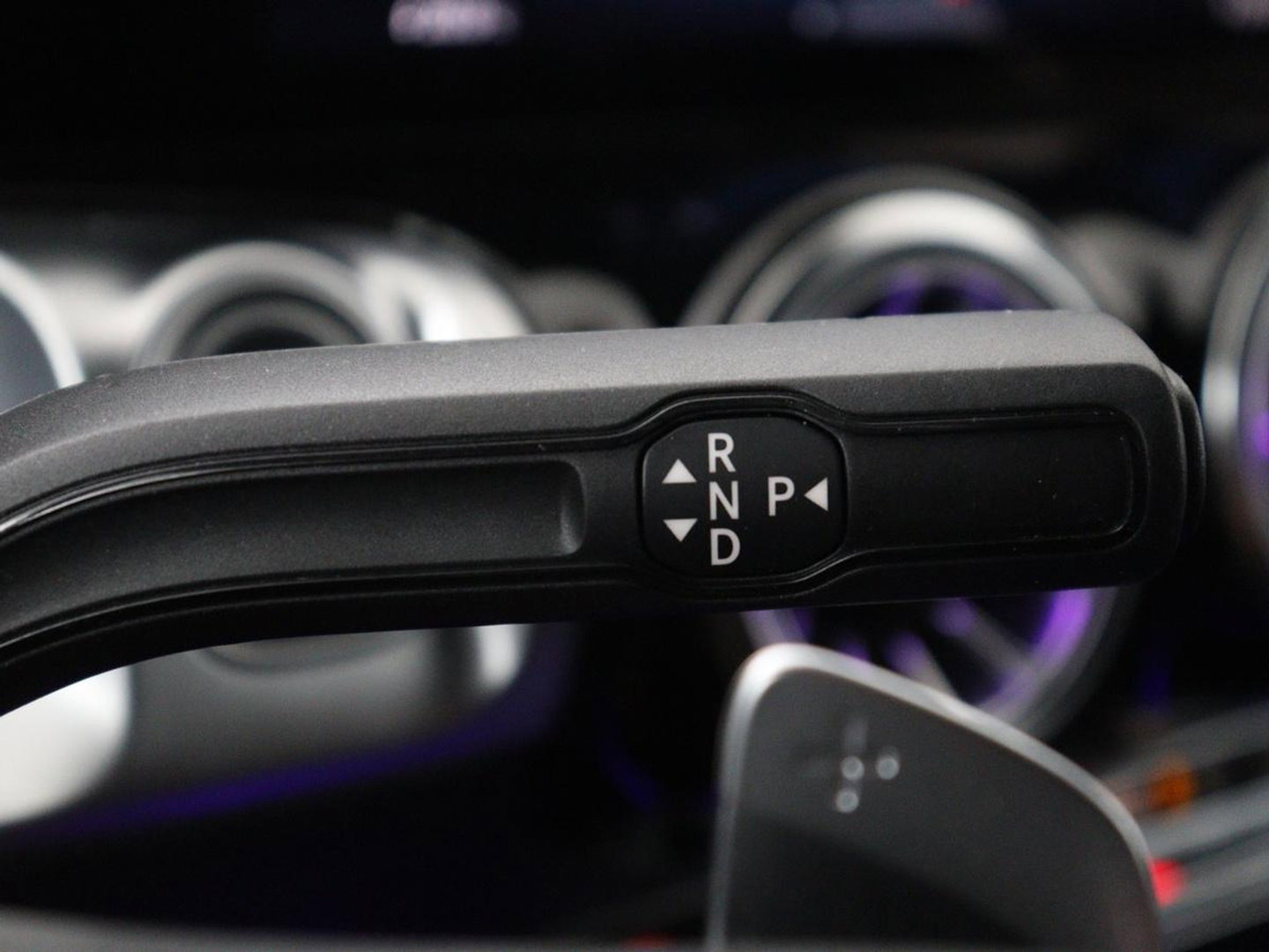 Mercedes-Benz GLB 200 AMG Line | Leder/alcantara | Stoelverwarming | Cruise control | Lane assist | Sfeerverlichting | Camera | Park assist | Trekhaak