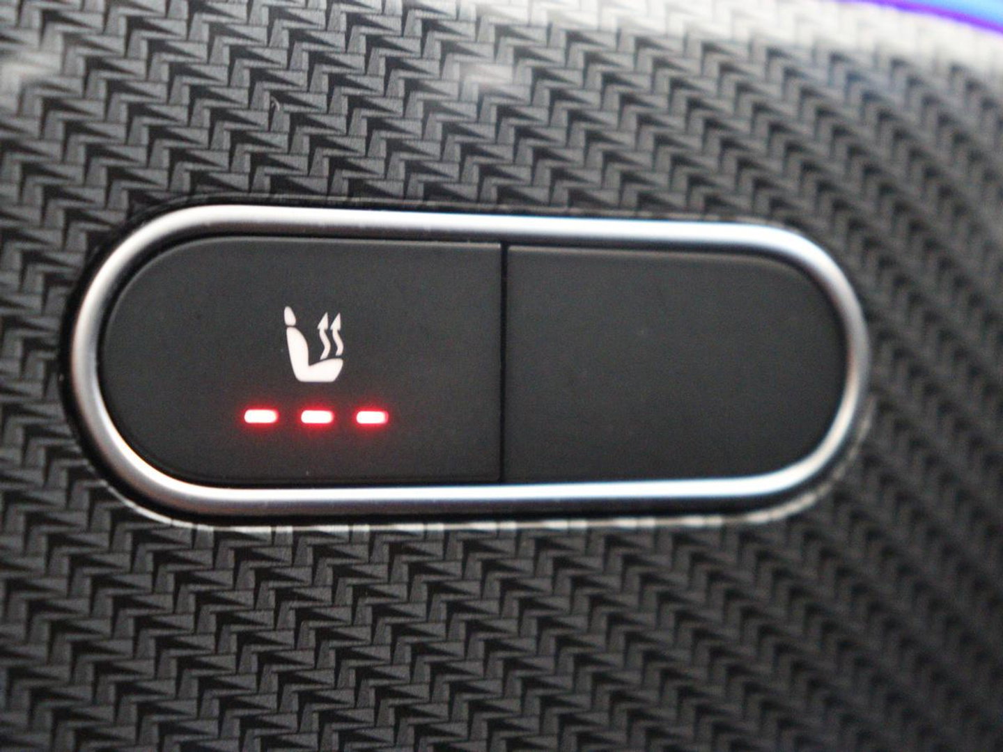 Mercedes-Benz GLB 200 AMG Line | Leder/alcantara | Stoelverwarming | Cruise control | Lane assist | Sfeerverlichting | Camera | Park assist | Trekhaak