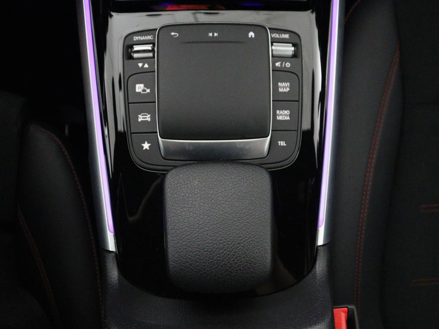 Mercedes-Benz GLB 200 AMG Line | Leder/alcantara | Stoelverwarming | Cruise control | Lane assist | Sfeerverlichting | Camera | Park assist | Trekhaak