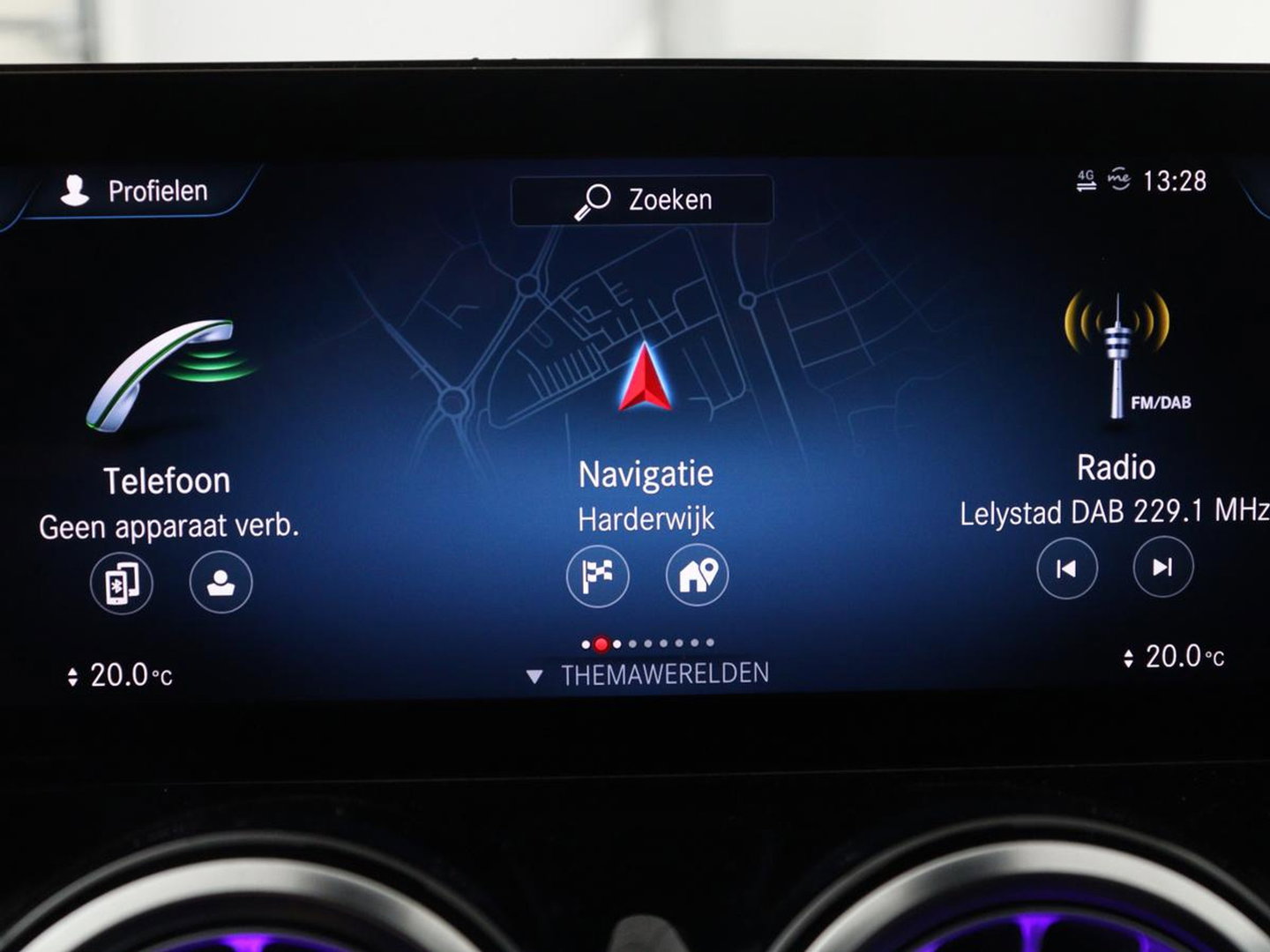 Mercedes-Benz GLB 200 AMG Line | Leder/alcantara | Stoelverwarming | Cruise control | Lane assist | Sfeerverlichting | Camera | Park assist | Trekhaak