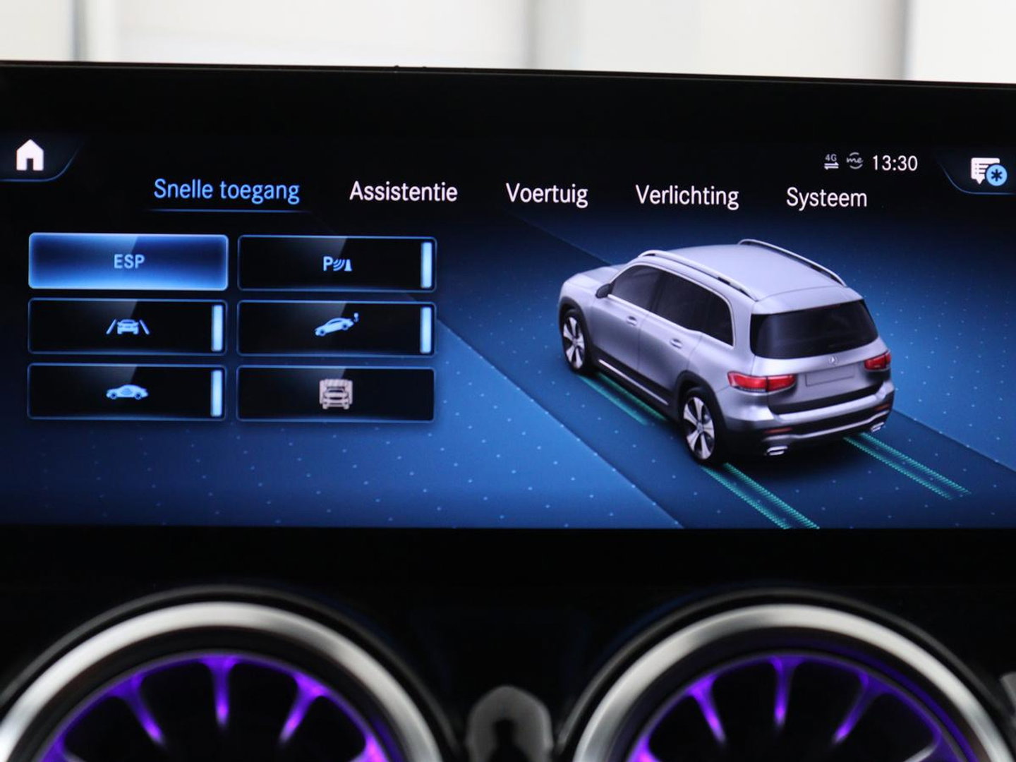 Mercedes-Benz GLB 200 AMG Line | Leder/alcantara | Stoelverwarming | Cruise control | Lane assist | Sfeerverlichting | Camera | Park assist | Trekhaak